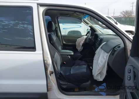 2004 Ford Escape Xls z USA, uszkodzony, nr VIN 1FMCU02124KB38345